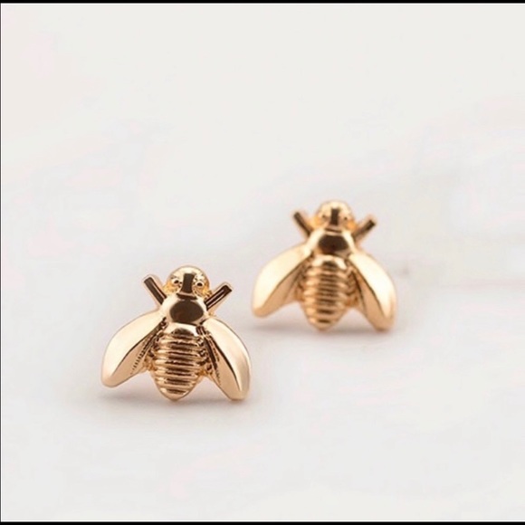 🔥NEW! Gold Dainty Bee Stud Earrings - Picture 2 of 4